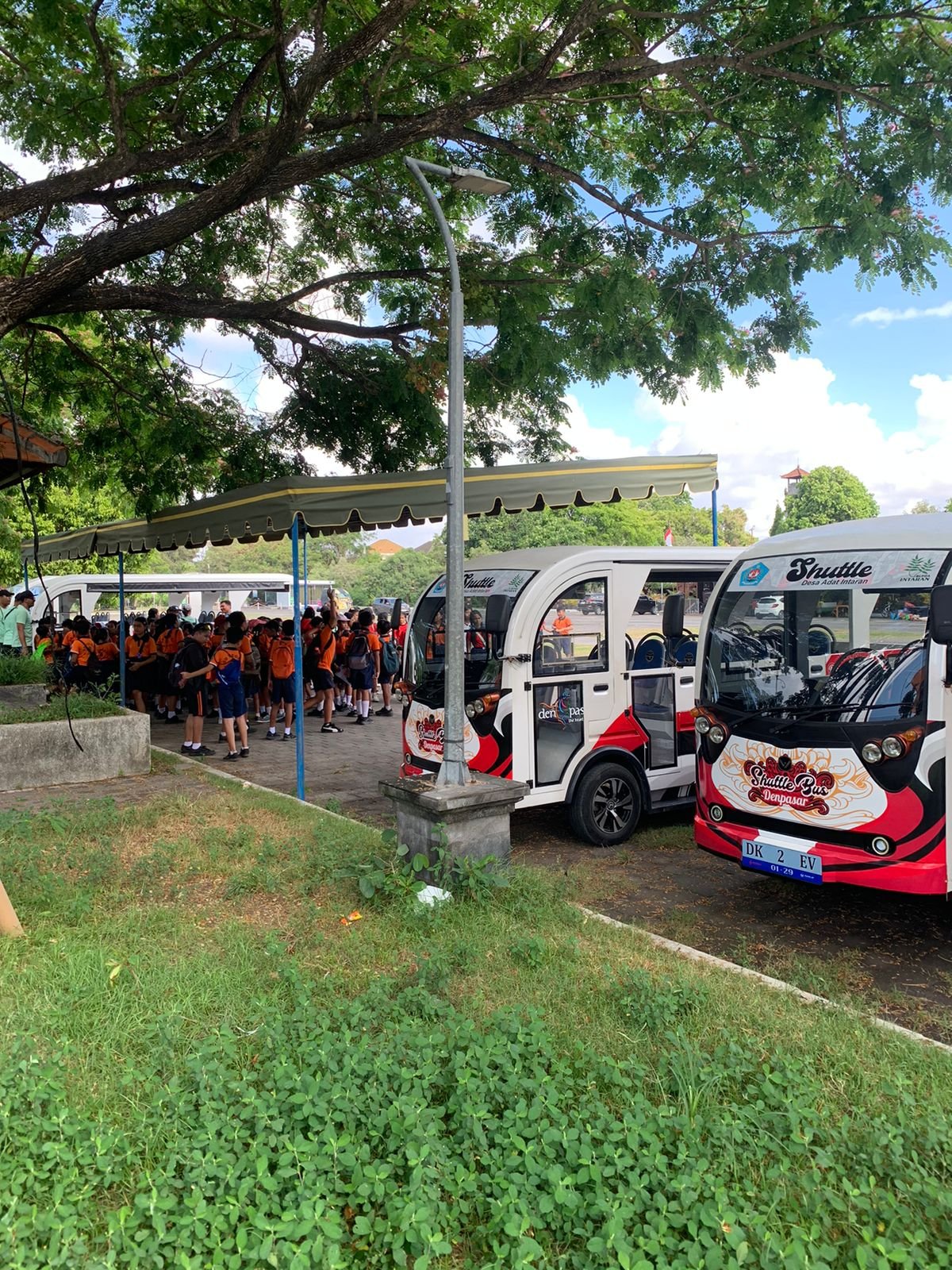 Dokumentasi Edukasi Shuttle Intaran Transportasi Umum Ramah Lingkungan. <br> Kegiatan edukatif mengenalkan shuttle Desa Adat Intaran sebagai transportasi umum ramah lingkungan. Sambil berkeliling Sanur, peserta diajak memahami pentingnya mobilitas hijau untuk masa depan yang bersih dan berkelanjutan.
          